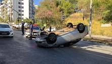 Idoso e criança ficam feridos após carro capotar na avenida Afonso Pena, em BH