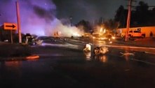Avião cai em cidade da Califórnia, nos Estados Unidos; veja vídeos