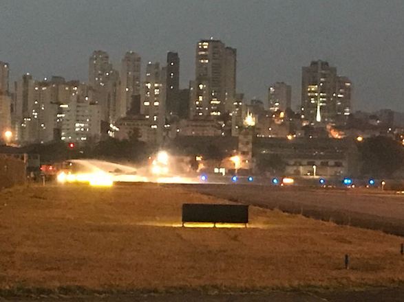 Um avião de pequeno porte cai no final da tarde deste domingo (28), no Aeroporto do Campo de Marte, em Santana, São Paulo.