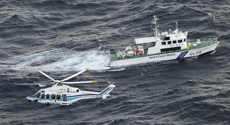 Guarda Costeira do Japão faz buscas em região onde aeronave se acidentou