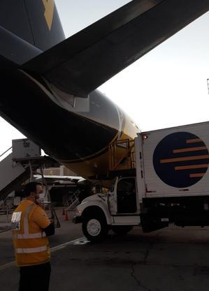 Caminhão atinge avião da Itapemirim no aeroporto