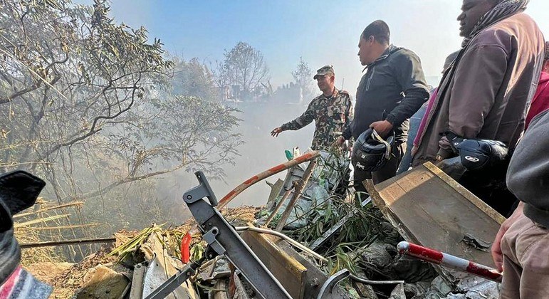 Socorristas trabalham em meio aos destroços da aeronave acidentada