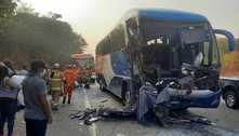 Batida entre ônibus e carreta deixa 47 pessoas feridas na BR-060