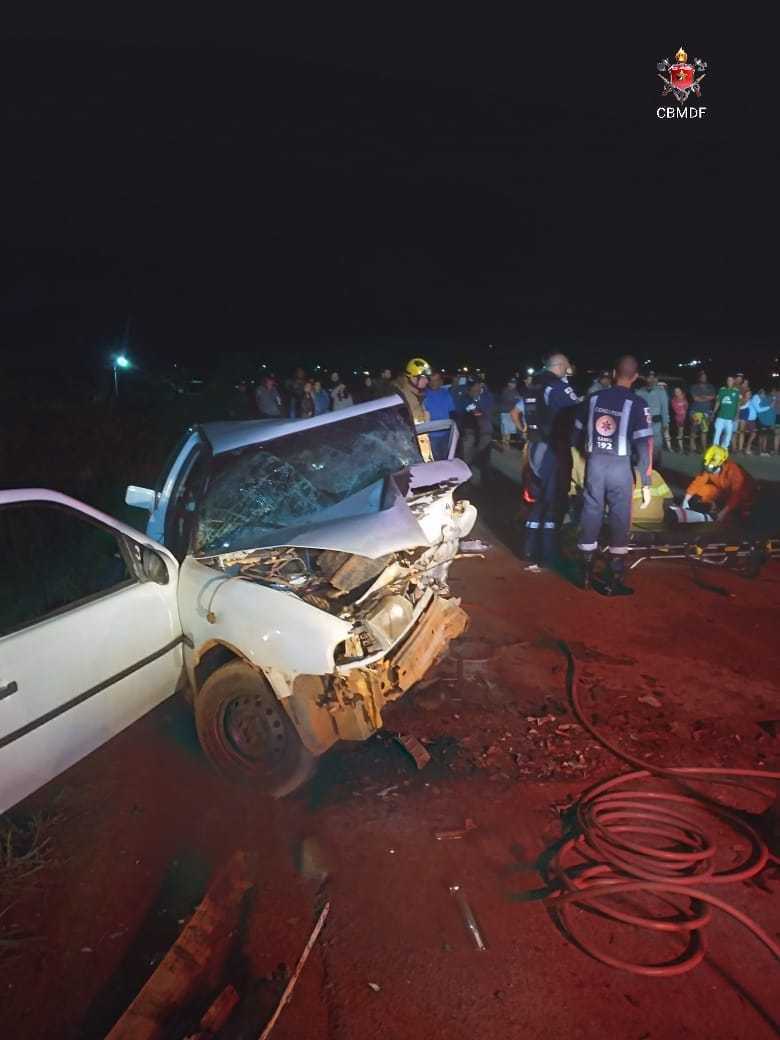 Dois homens ficam feridos em acidente entre carro e carreta na BR-251