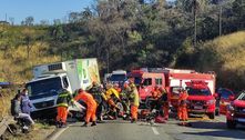 Acidente grave entre carro e caminhão deixa três mortos na BR-381, em Sabará (MG)