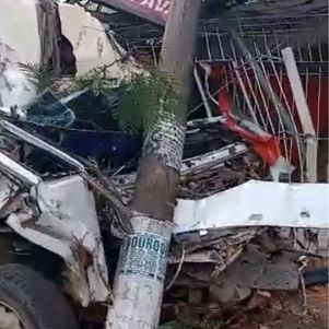 Motorista ficou preso nas ferragens do caminhão