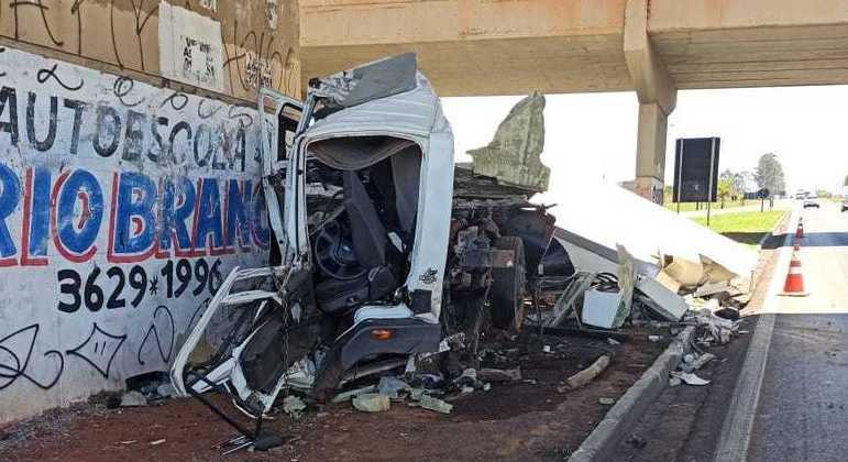 O motorista do veículo ficou gravemente ferido