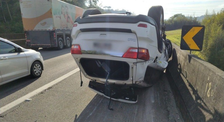 Carro do cantor capotou três vezes após bater na mureta