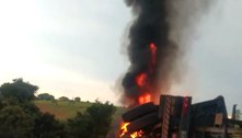 Carreta pega fogo em acidente e bloqueia rodovia em Lavras (MG) 