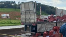 Acidente com carreta interdita a  BR-040 em Esmeraldas (MG) 