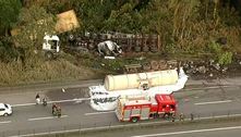 Colisão entre carretas bloqueia a rodovia Anchieta e deixa um morto