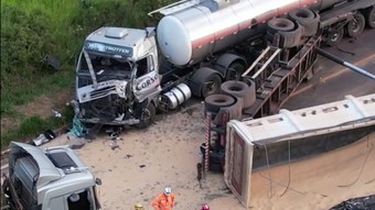 Carreta tomba em curva, causa batida e interdita BR-497 em MG