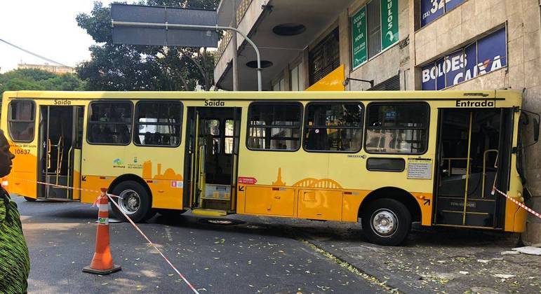 Ônibus atingiu a parede de uma lotérica no centro de Belo Horizonte