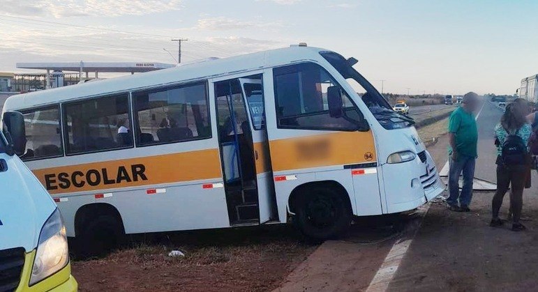 Acidente entre ônibus escolar e carro deixa feridos no DF