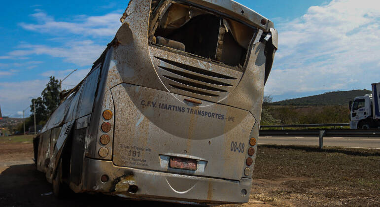 A concessionária que administra o trecho, Arteris Fernão Dias, informou que o motorista do ônibus perdeu o controle quando bateu contra um talude após fazer uma curva 