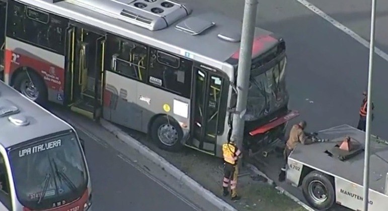 Acidente de ônibus deixa seis passageiros feridos em Itaquera, na zona leste da capital