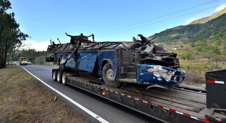 Ônibus acidentado completamente destruído é retirado do local