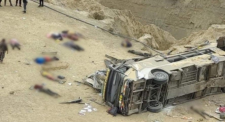 Passageiros foram arremessados do &ocirc;nibus durante acidente