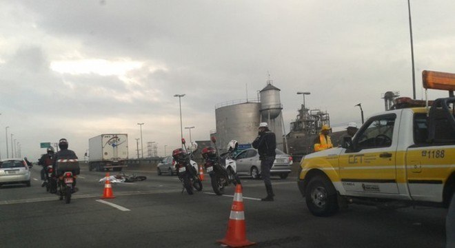 Na Marginal Tietê solução de gênio: proíbe a via expressa e coloca o motociclista na pista local onde caminhão quer sair da via