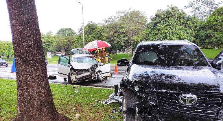Dois, dos três veículos envolvidos, colidiram frontalmente no Eixão Sul, nesta quinta-feira (16)
