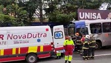 Colisão entre caminhão e ônibus deixa 4 feridos na Dutra (SP)