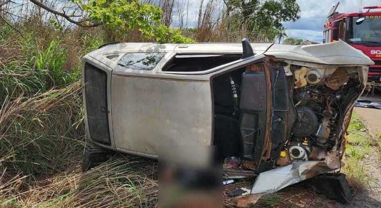 Carro tombou após capotal, na DF-260, em Planaltina
