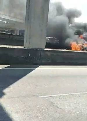 Carro ficou em chamas após colisão no sentido Rio de Janeiro