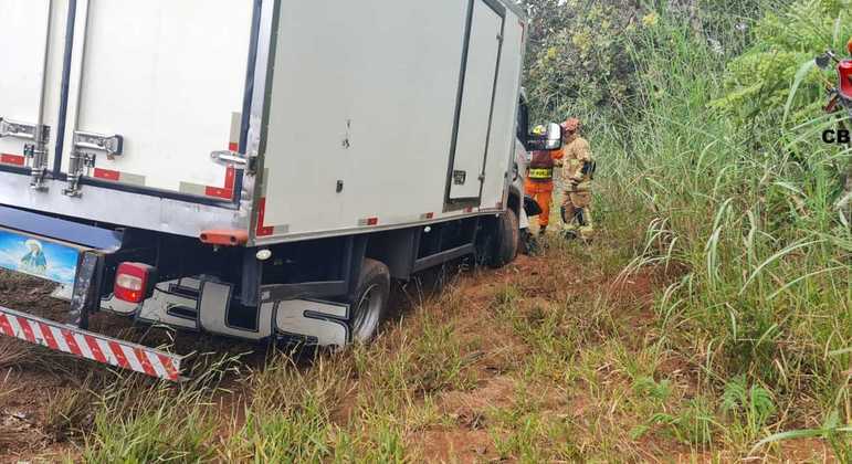 Caminhão que bateu de frente com carro na DF-128, no acesso a Planaltina de Goiás
