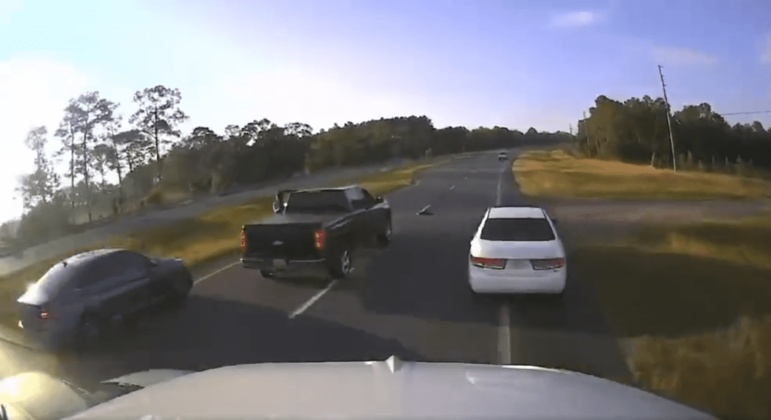 Caminhão perde o controle e sai da pista
