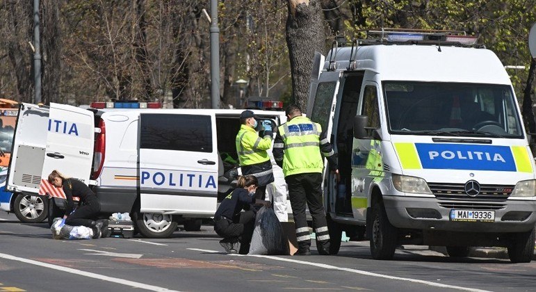 Policiais trabalham após carro bater no portão da embaixada russa na Romênia