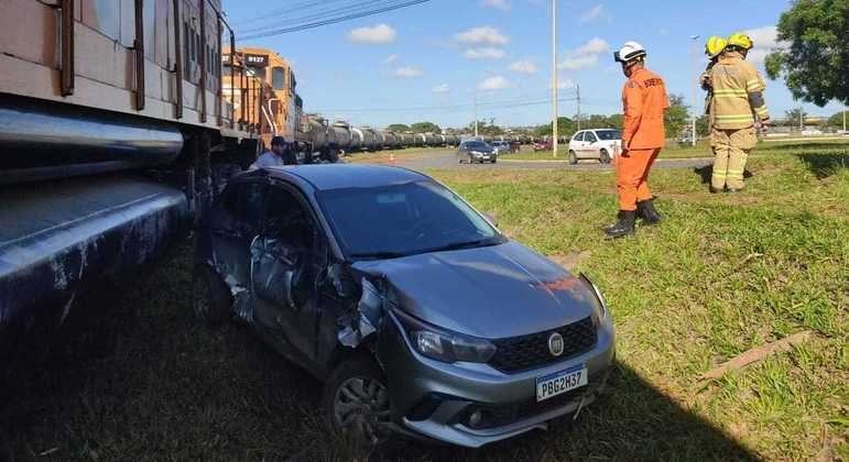 Corpo de Bombeiros foi chamado para atender a motorista do veículo e o maquinista do trem