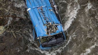 Autobús cae de puente a río en España, matando a 3, 4 desaparecidos