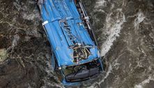 Ônibus cai de ponte em rio na Espanha e deixa 3 mortos e 4 desaparecidos