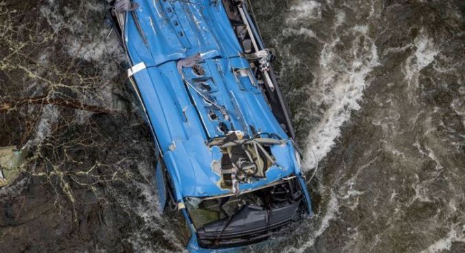  ônibus de passageiros que caiu de ponte em Cerdedo-Cotobade, na Espanha