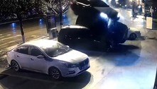 Carro voa sobre outros três veículos e estaciona perfeitamente em vaga
