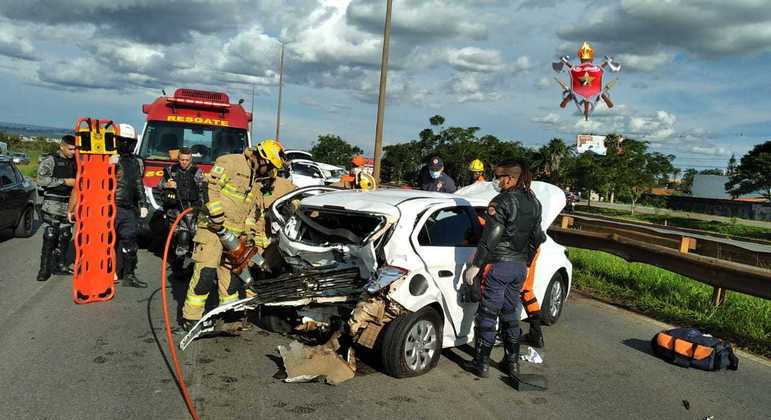 Acidente envolvendo dois carros e ciclista