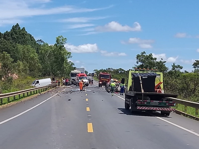 Cinco pessoas morrem em acidente entre carro e caminhão na BR-135 -  Notícias - R7 Minas Gerais