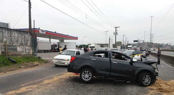 Acidente na rodovia Fernão Dias deixa três feridos nesta sexta