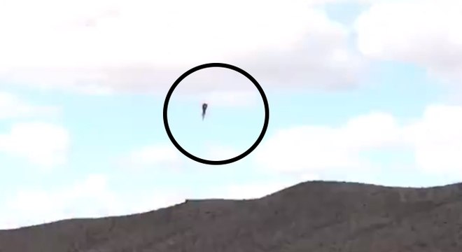 Vídeo registrou o momento da queda do foguete de Mike Hughes no deserto