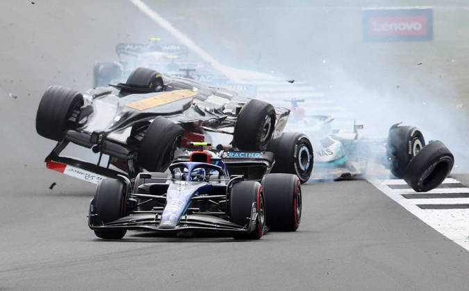 Entre os pilotos envolvidos no choque, além de Russell e Zhou, estavam Pierre Gasly (AlphaTauri), Esteban Ocon (Alpine), Yuki Tsunoda (AlphaTauri) e Alexander Albon (Williams)