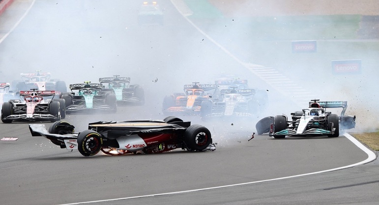 O GP da Inglaterra protagonizou um acidente assustador logo na primeira curva. O chinês Guanyu Zhou, que estava estreando na categoria, foi tocado por George Russell na largada, saiu da pista, capotou, passou da barreira de pneus e só parou na grade de proteção da torcida