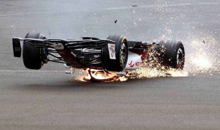 As fotos do acidente são chocantes. Após ser tocado e seu carro capotar, o chinês foi protegido pela tecnologia do halo, que impediu mais um desastre para a F1, protegendo a cabeça do piloto