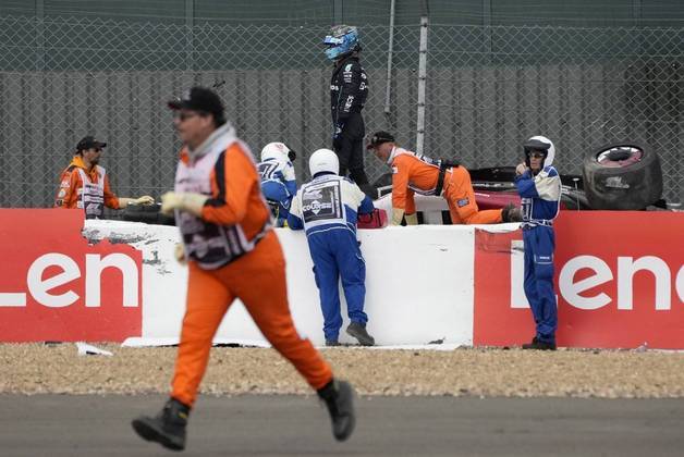 Logo após o acidente, George Russell desceu correndo de seu veículo para ver o que tinha acontecido com o piloto chinês, gerando um momento de grande tensão no GP da Inglaterra