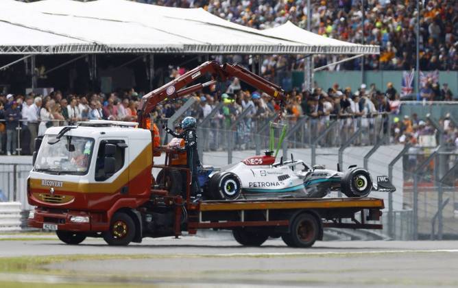 O carro de George Russell, piloto que rodou e tocou a traseira do chinês, sendo guinchado depois do acidente