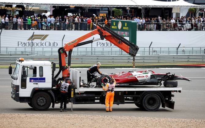 O carro de Guanyu Zhou sendo guinchado após o acidente