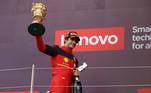 Vencedor do GP da Inglaterra, Carlos Sainz (Ferrari) empunha seu primeiro troféu da carreira