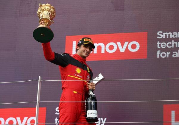 Vencedor do GP da Inglaterra, Carlos Sainz (Ferrari) empunha seu primeiro troféu da carreira