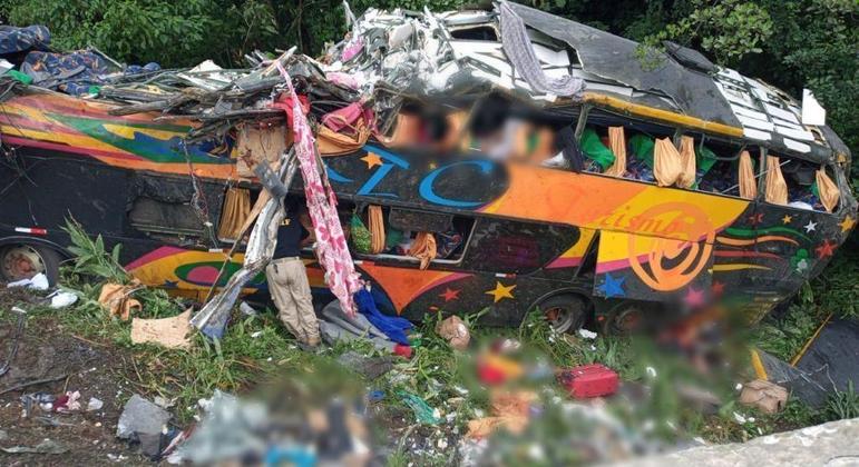 Ônibus sai da pista de Curva da Santa, em Guaratuba e deixa mortos e feridos