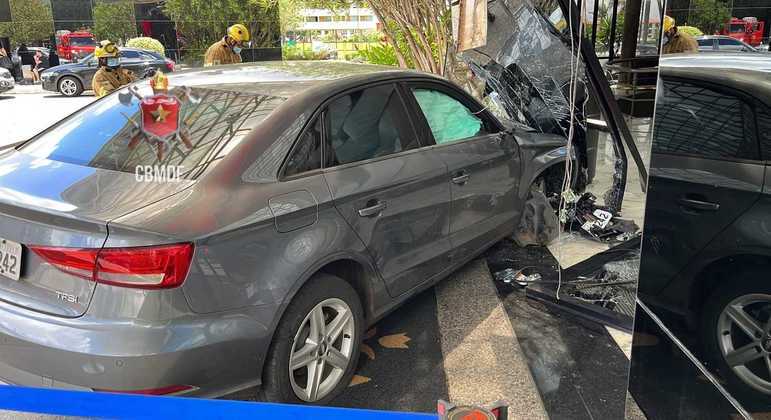 Manobrista perde controle do carro, atropela pedestres e derruba porta de hotel