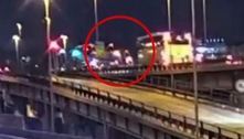 Vídeo mostra momento em que ônibus cai de viaduto na Itália